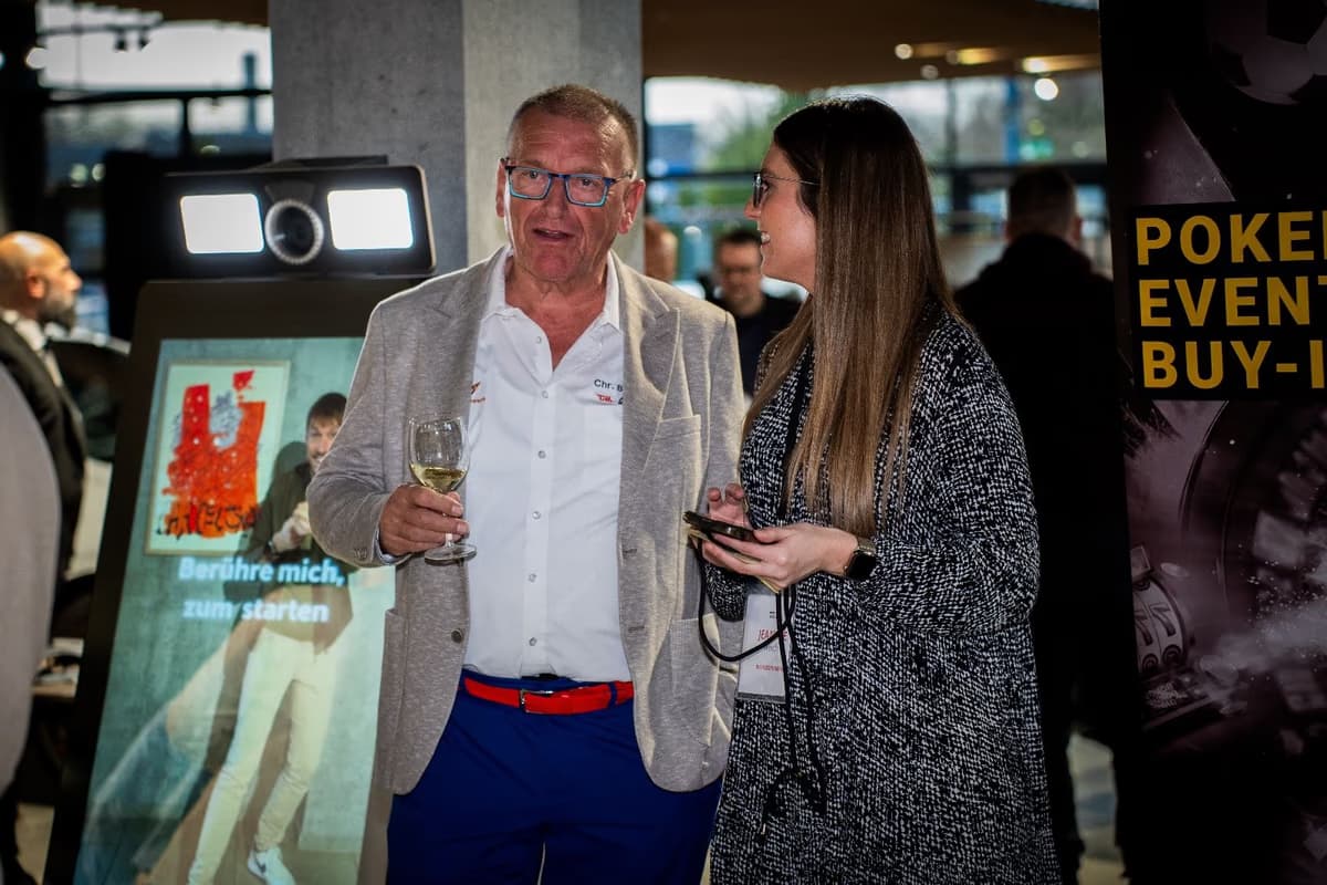 BusinessPoker-Gäste beim Networking und Gesprächen vor Beginn des Abends