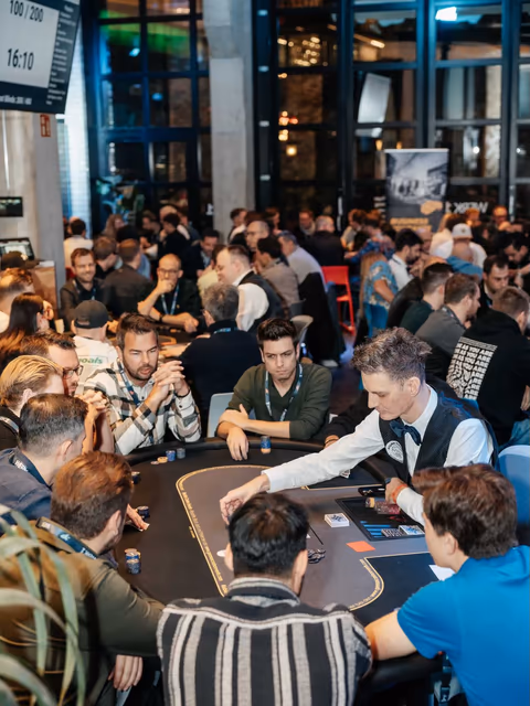 Gäste an den BusinessPoker-Tischen während der Spielrunden